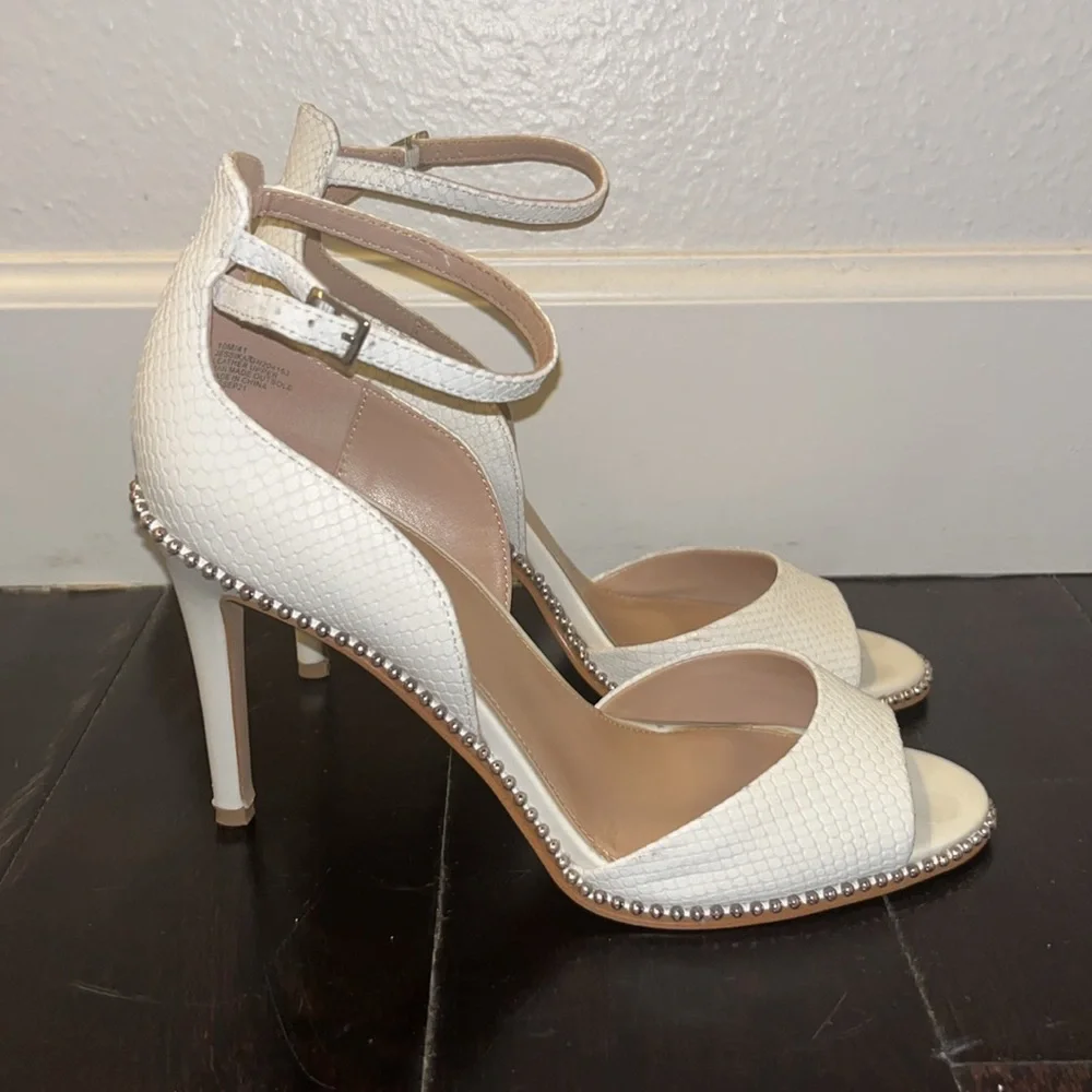 BCBG white Jessika dress sandals - Size 10 - Picture 5 of 8